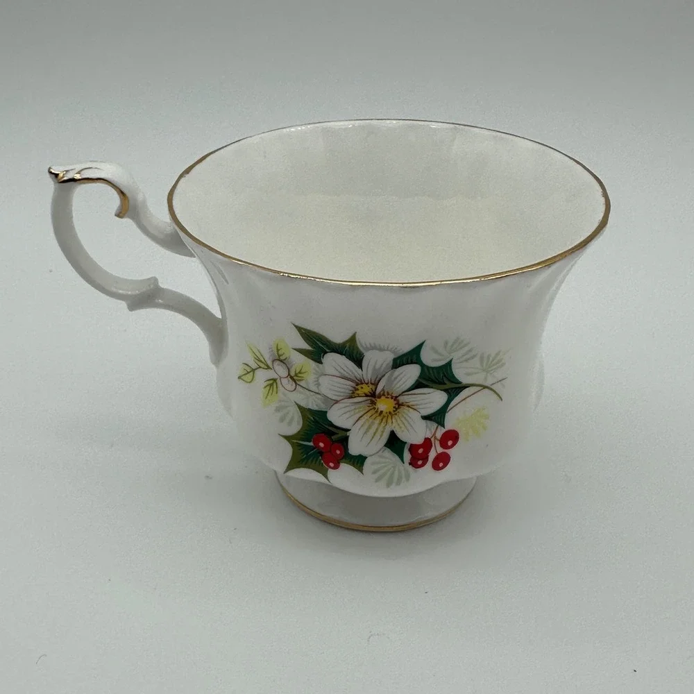 Royal Albert Yuletide Tea Cup Saucer Set Bone China England Poinsettia Christmas